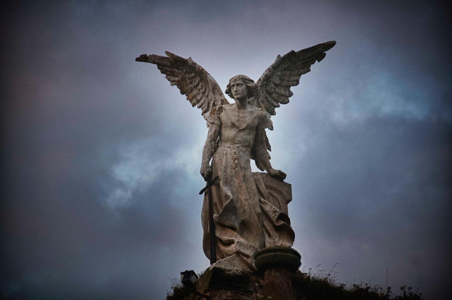 Аполлион ангел статуя